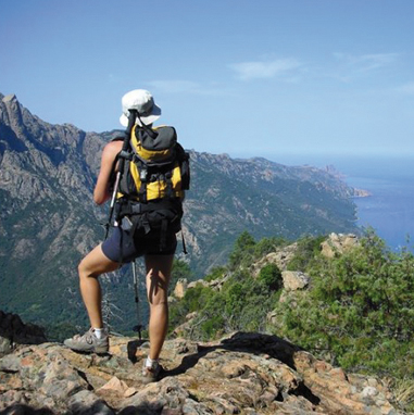 Foto di un uomo che fa trekking in collina